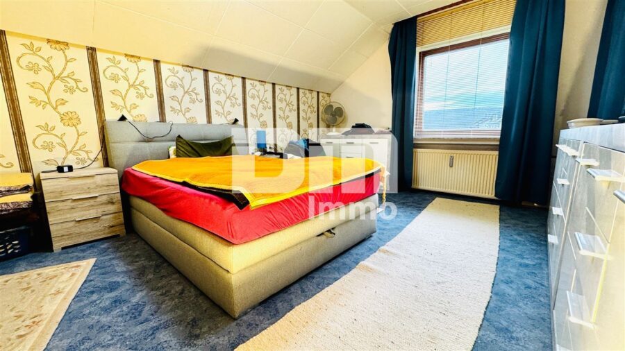 Hochwertiges 1-2 Familienhaus mit großem Garten in erhobener Ortsrandlage mit Panoramablick - EG Schlafzimmer